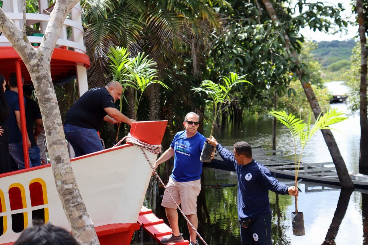 Funcionários da startup e voluntários transferem as mudas para o barco-escola. Foto divulgação Tree Earth