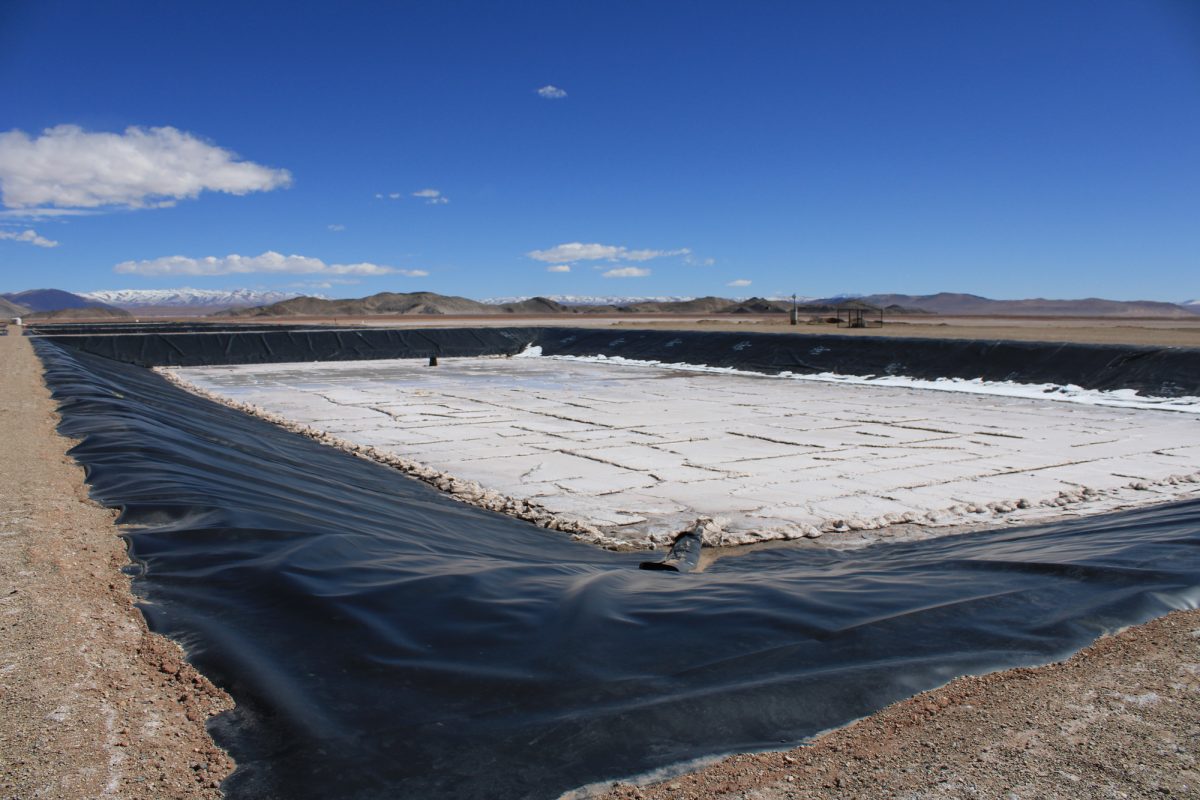 Piscina de evaporação de lítio na Argentina. Tonelada do metal chegou a 85 mil dólares em 2023, dez vezes mais do que era em 2020. Foto Susi Maresca