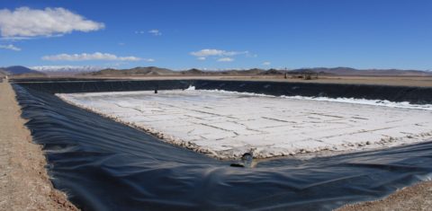 Piscina de evaporação de lítio na Argentina. Tonelada do metal chegou a 85 mil dólares em 2023, dez vezes mais do que era em 2020. Foto Susi Maresca