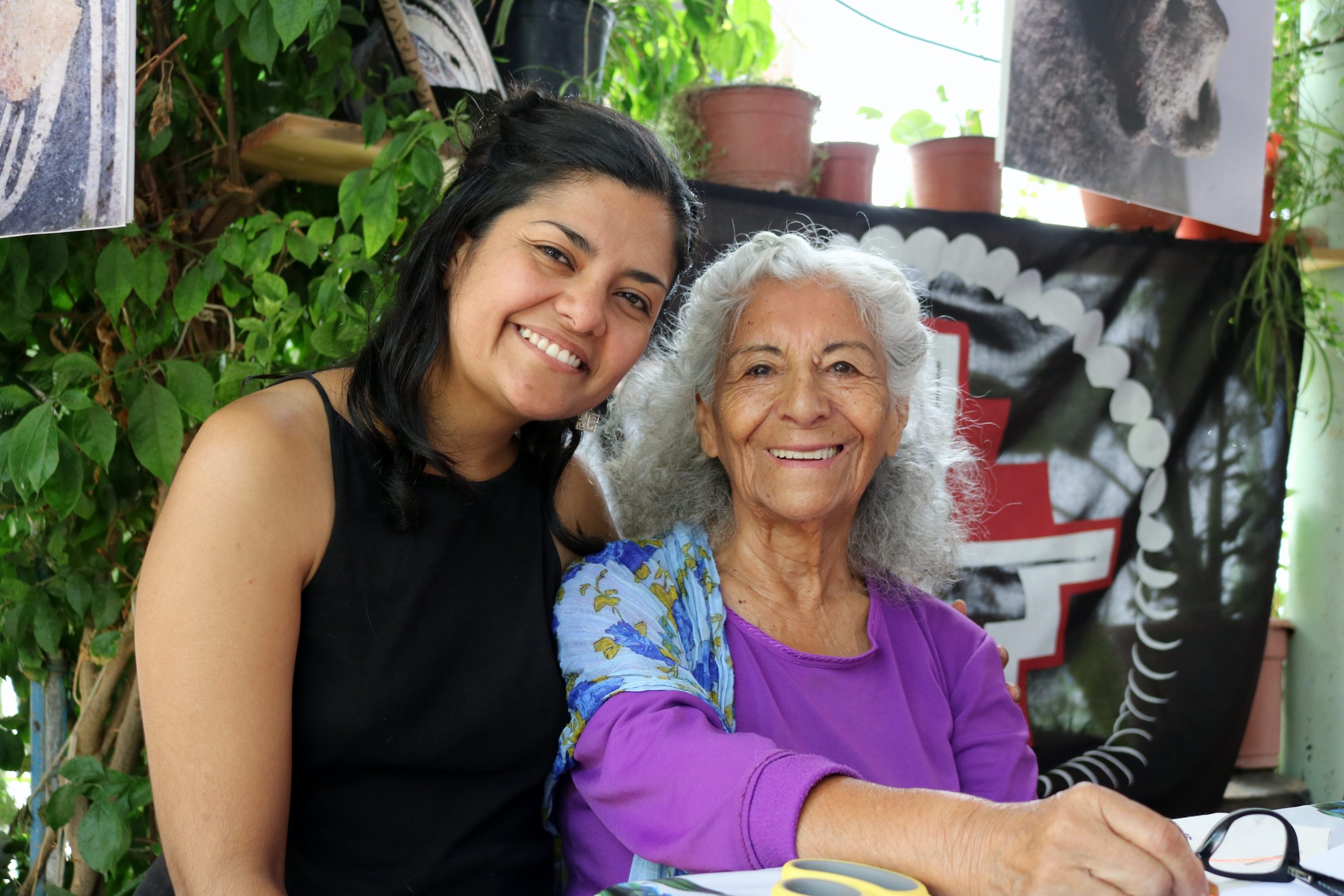 Lourdes Albornoz (à esquerda), uma das lideranças do povo Diaguita: “Uma bicicleta elétrica ou um carro com bateria de lítio é produzida com o sangue de nossos pássaros sagrados, de nossas comunidades”. Foto Julieta Abril