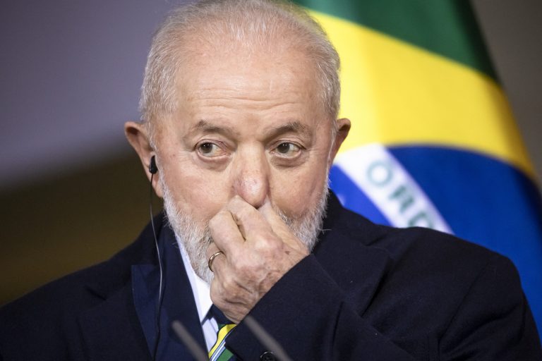Enquanto o presidente Lula viaja o mundo defendendo a agenda climática, Congresso articula pautas contra o meio ambiente. Foto Emmanuele Contini/NurPhoto via AFP