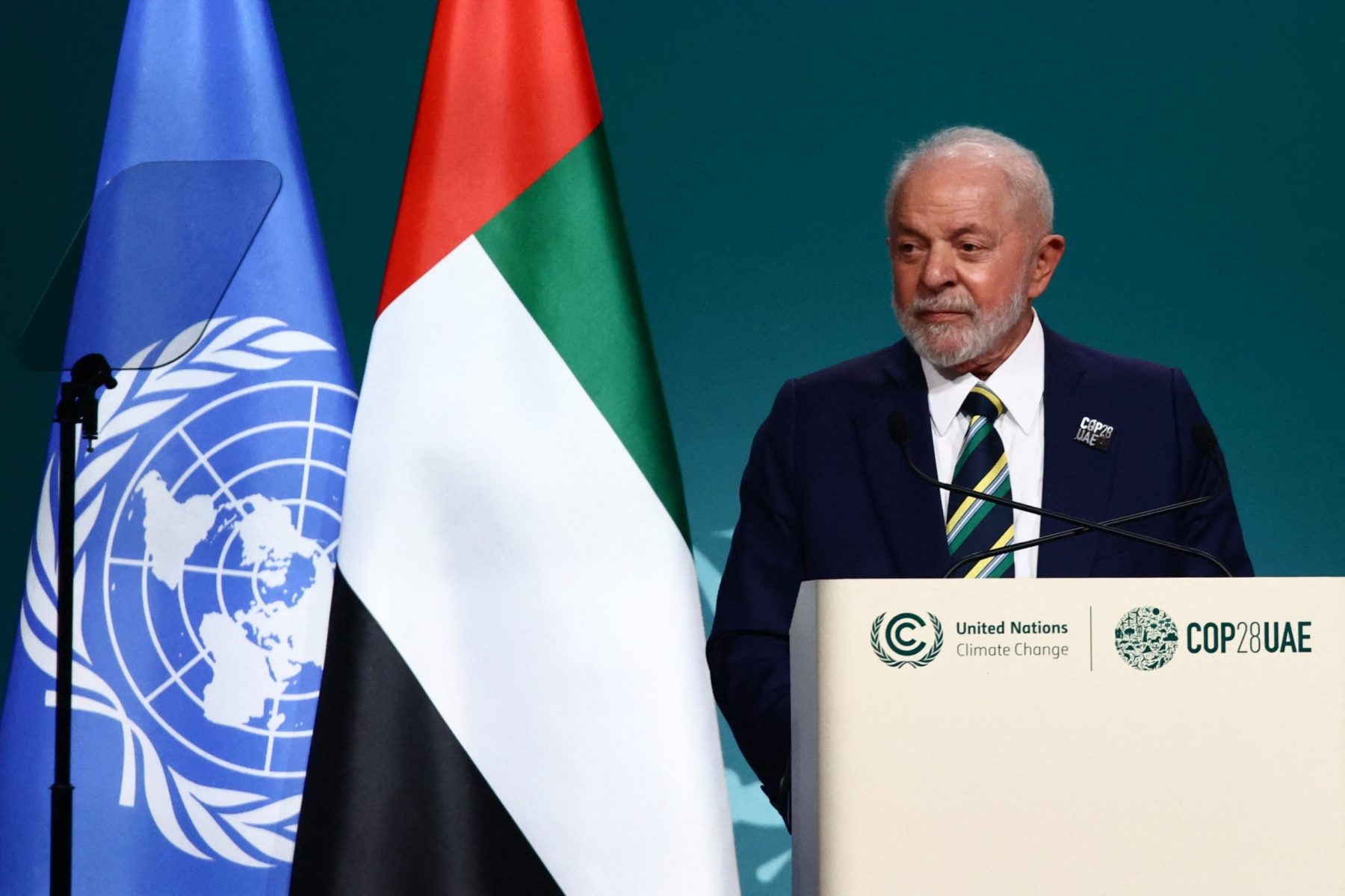 O presidente Lula discursa na COP28, em Dubai: contradições climáticas e cobranças indígenas. Foto Jakub Porzycki/NurPhoto via AFP