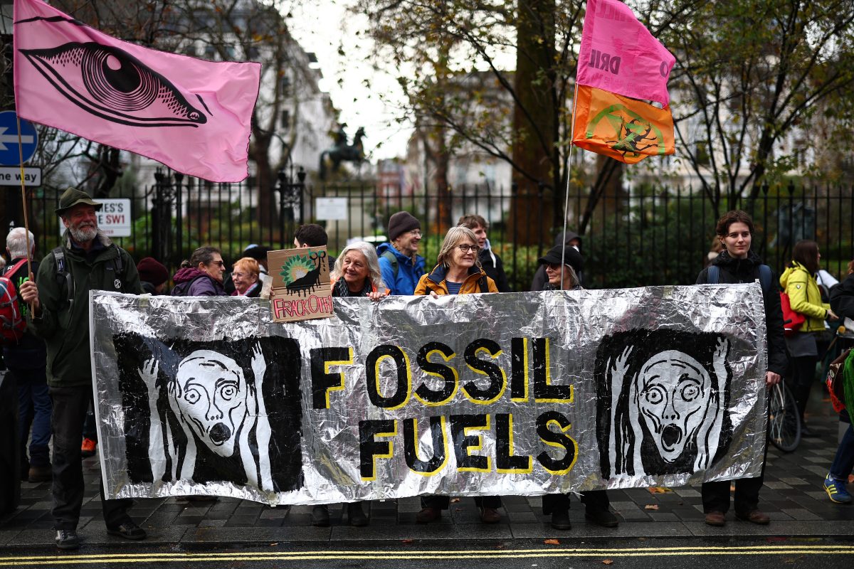 Em frente à sede da BP (antiga British Petroleum), no centro de Londres, ativistas protestam contra o crescimento do uso de combustíveis fósseis no mundo. Foto Henry Nicholls/AFP. 3 de dezembro de 2023