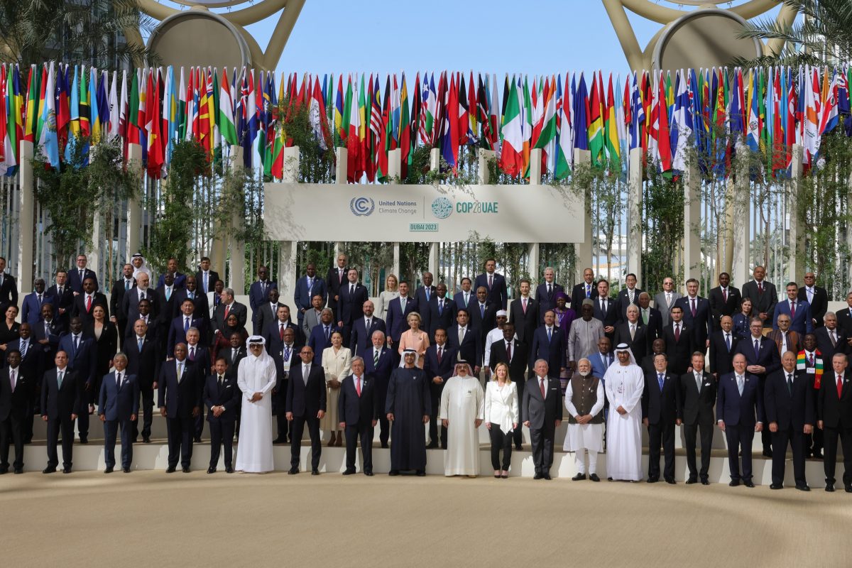 Chefes de estado e delegados de vários países posam para a foto oficial na abertura da COP28. Balanço das ações já realizadas deixa a desejar. Foto Giuseppe Cacace/AFP