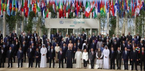 Chefes de estado e delegados de vários países posam para a foto oficial na abertura da COP28. Balanço das ações já realizadas deixa a desejar. Foto Giuseppe Cacace/AFP