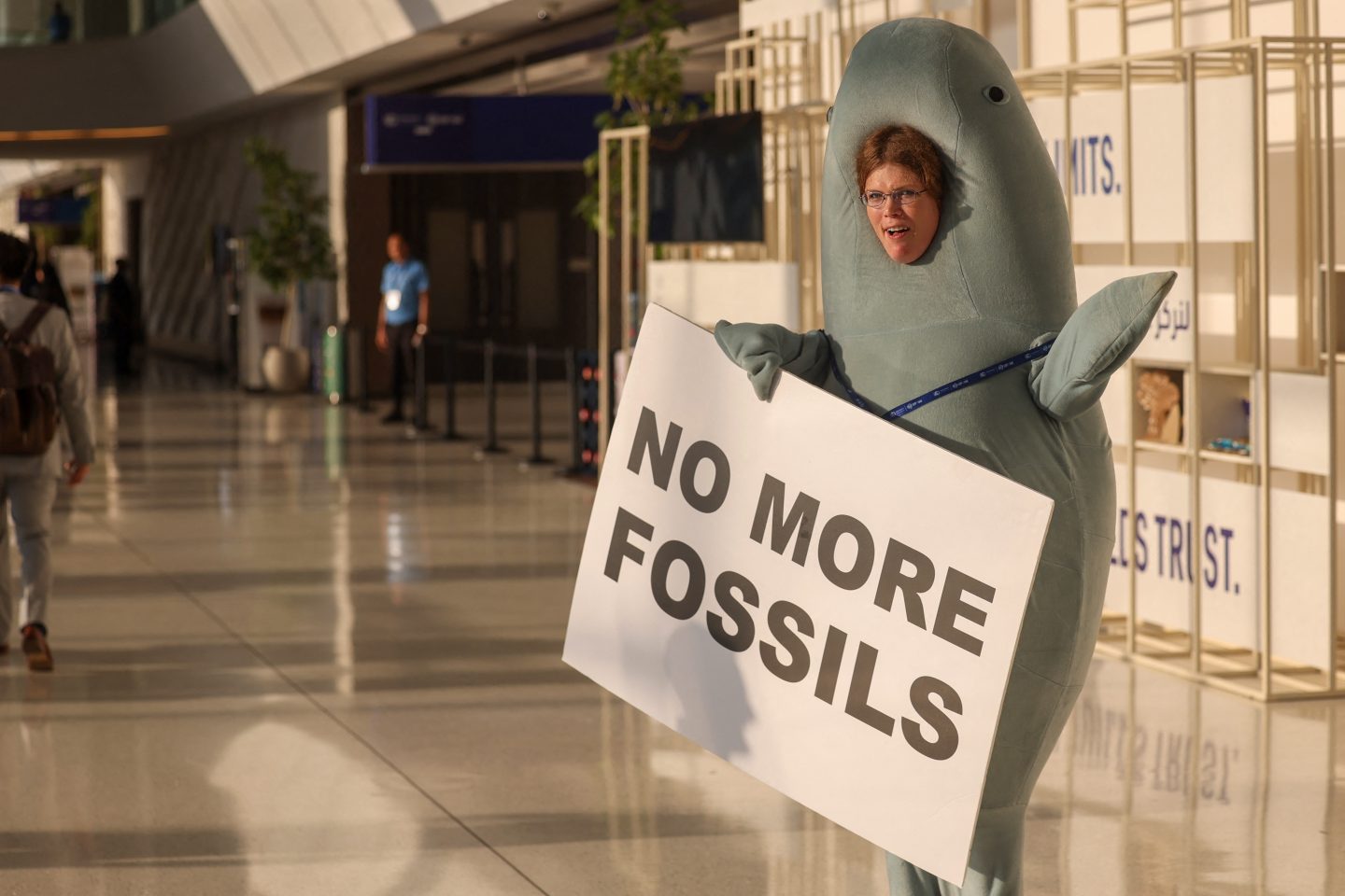 Ativista ambiental pede o fim dos combustíveis fósseis durante a COP28, em Dubai. Foto Karim Sahib/AFP