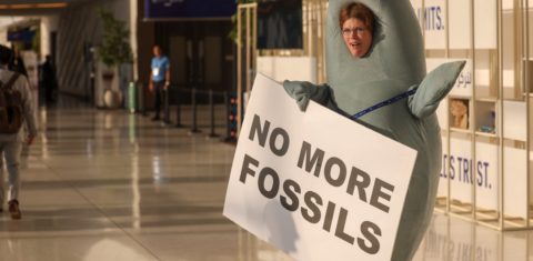 Ativista ambiental pede o fim dos combustíveis fósseis durante a COP28, em Dubai. Foto Karim Sahib/AFP