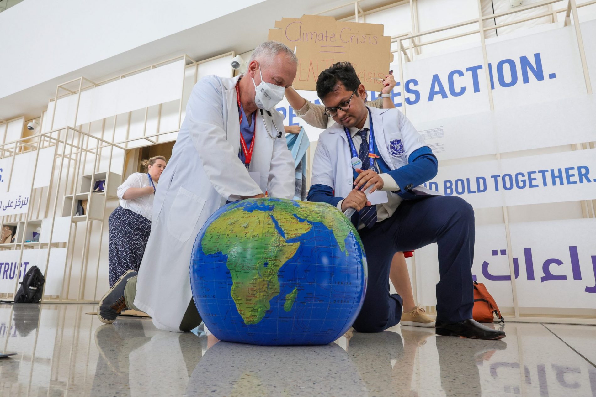 Manifestantes tentam salvar o planeta nos corredores da COP28, em Dubai. Foto Giuseppe Cacace/AFP