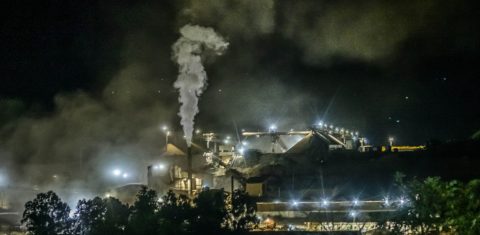 Fumaça, poeira e rejeitos tóxicos da mineração afetam os moradores de Angico dos Dias. Foto Thiago Ripper