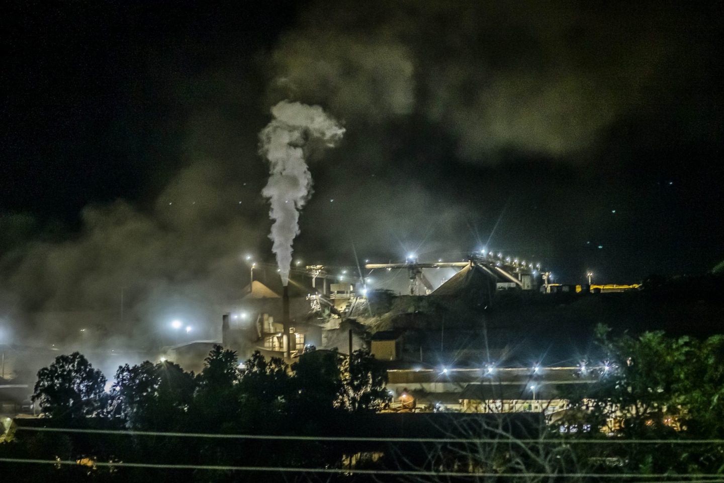 Fumaça, poeira e rejeitos tóxicos da mineração afetam os moradores de Angico dos Dias. Foto Thiago Ripper