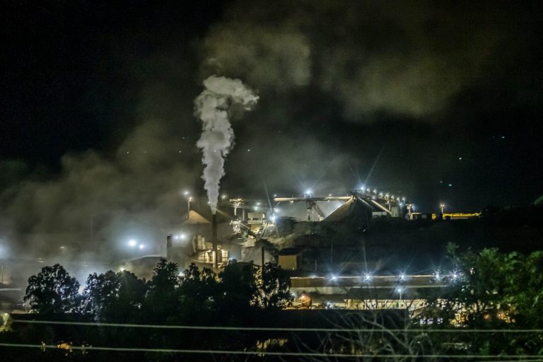 Fumaça, poeira e rejeitos tóxicos da mineração afetam os moradores de Angico dos Dias. Foto Thiago Ripper