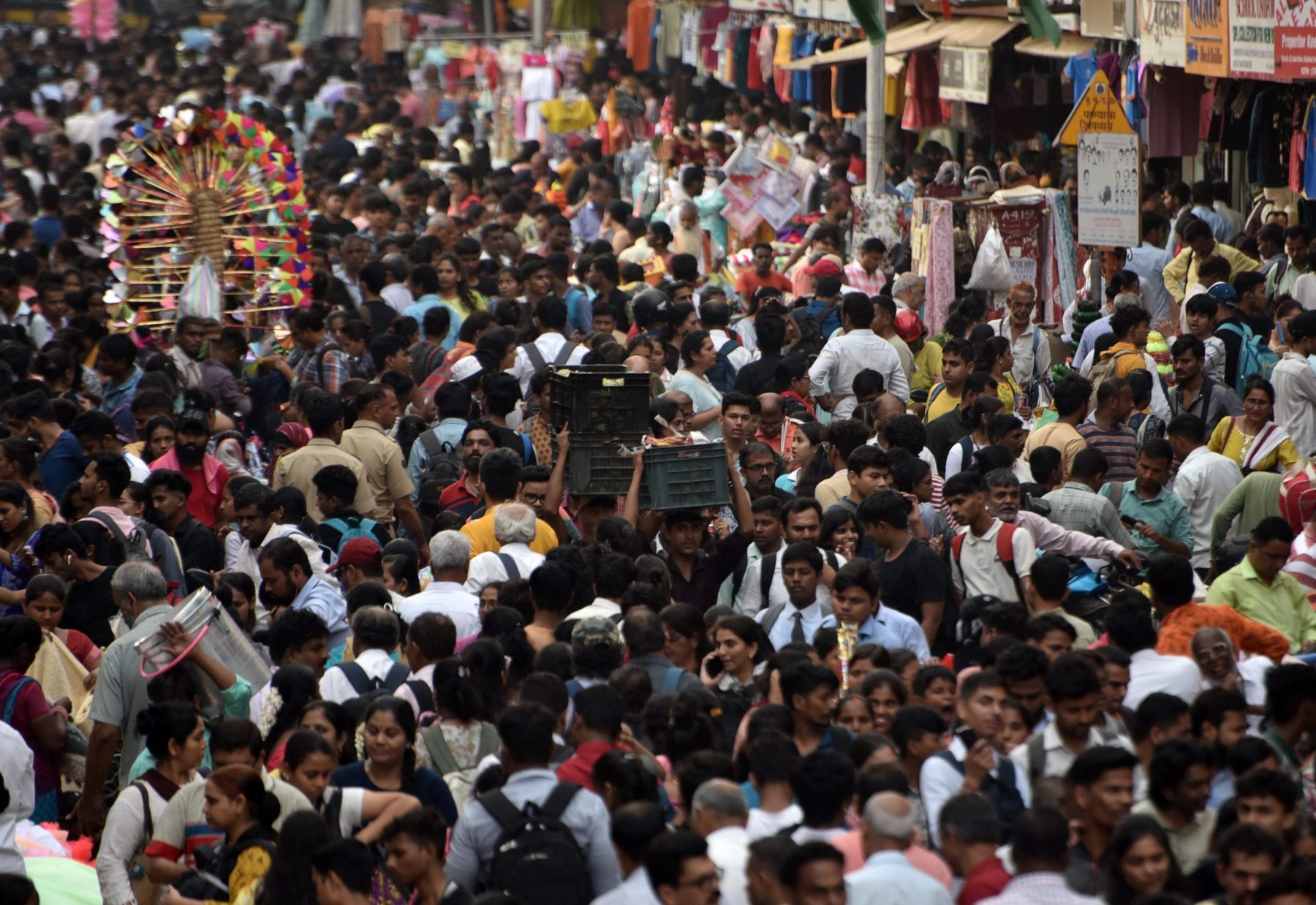 Multidão se aglomera durante o festival Dhanteras, em Mumbai, na Índia. Junto com a China e os EUA, o país é um dos maiores emissores de carbono do mundo. Foto Indranil Aditya/NurPhoto via AFP