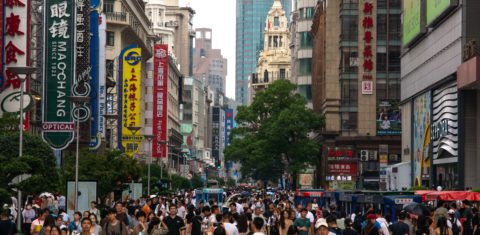 Vista geral de uma multidão de pessoas fazendo compras na Nanjing Road, em Xangai, no aniversário de fundação do Partido Comunista Chinês. Foto Ying Tang/NurPhoto via AFP