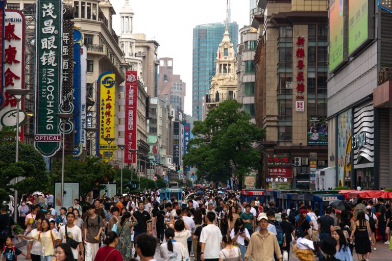 Vista geral de uma multidão de pessoas fazendo compras na Nanjing Road, em Xangai, no aniversário de fundação do Partido Comunista Chinês. Foto Ying Tang/NurPhoto via AFP