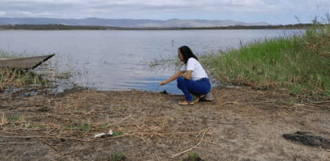 A profetiza Narcisa da Silva, nas margens do açude Cedro: águas baixando e borboletas desaparecendo. Foto Arquivo Pessoal