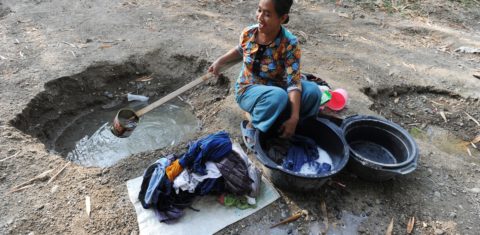 Mulher lava roupas com água vinda de um buraco cavado por uma nascente em um rio seco na aldeia Ketro de Grobogan, Java Central, Indonésia. Foto Dasri Roszandi/Anadolu Agency via AFP