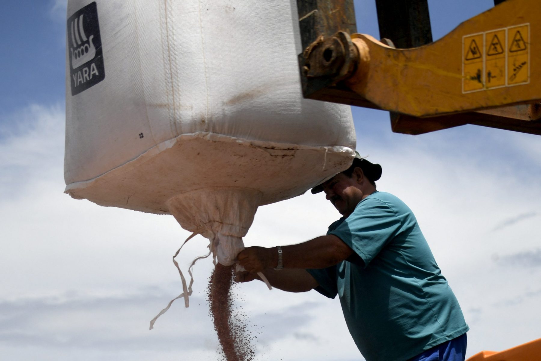 Trabalhador agrícola em um campo de produção de soja em Goiás. Setor recebeu 52% do crédito rural disponível em 2022. Foto Mateus Bonomi/Anadolu Agency via AFP