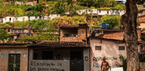 Casas interditadas em bairro de Maceió: desastre socioambiental é inevitável (Foto: Inês Campelo / MZ Conteúdo)