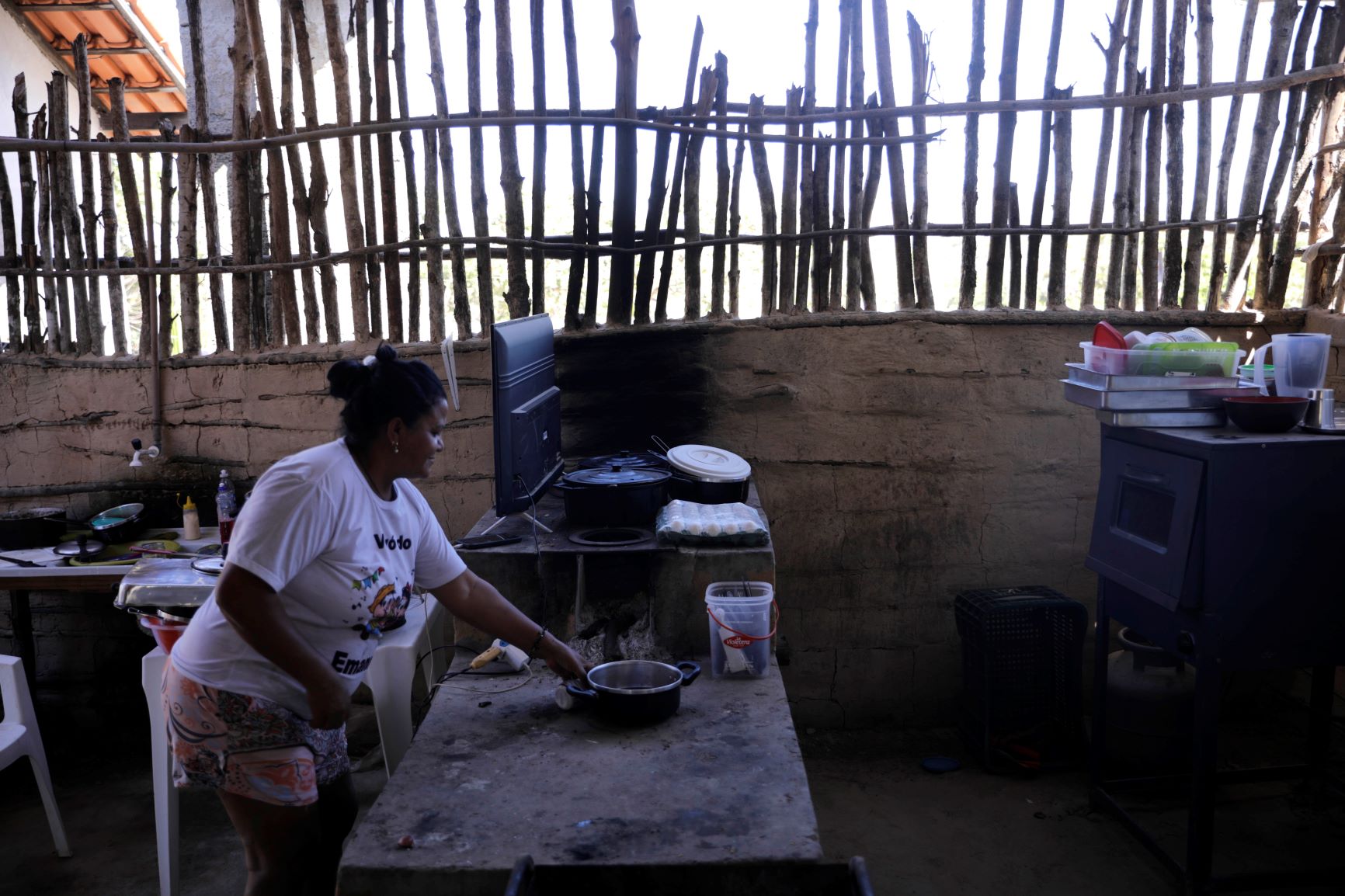 Quilombola prepara refeição em comunidade do Kalunga: só 10% dos 262 mil hectares do sítio histórico tiveram efetivamente títulos de posse emitidos em nome da Associação Quilombola Kalunga (Foto: Joédson Alves / Agência Brasil - 12/09/2023)