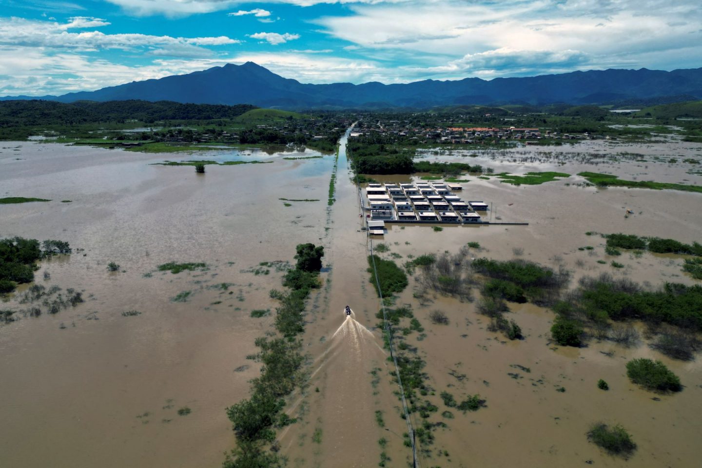 O bairro Amapá, em Caxias, na Baixada Fluminense, submerso após chuvas do fim de semana: ONGs e ministra apontam que população negra e de baixa renda é sempre a mais afetada pelos temporais (Foto: Mauro Pimentel / AFP)