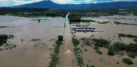 O bairro Amapá, em Caxias, na Baixada Fluminense, submerso após chuvas do fim de semana: ONGs e ministra apontam que população negra e de baixa renda é sempre a mais afetada pelos temporais (Foto: Mauro Pimentel / AFP)