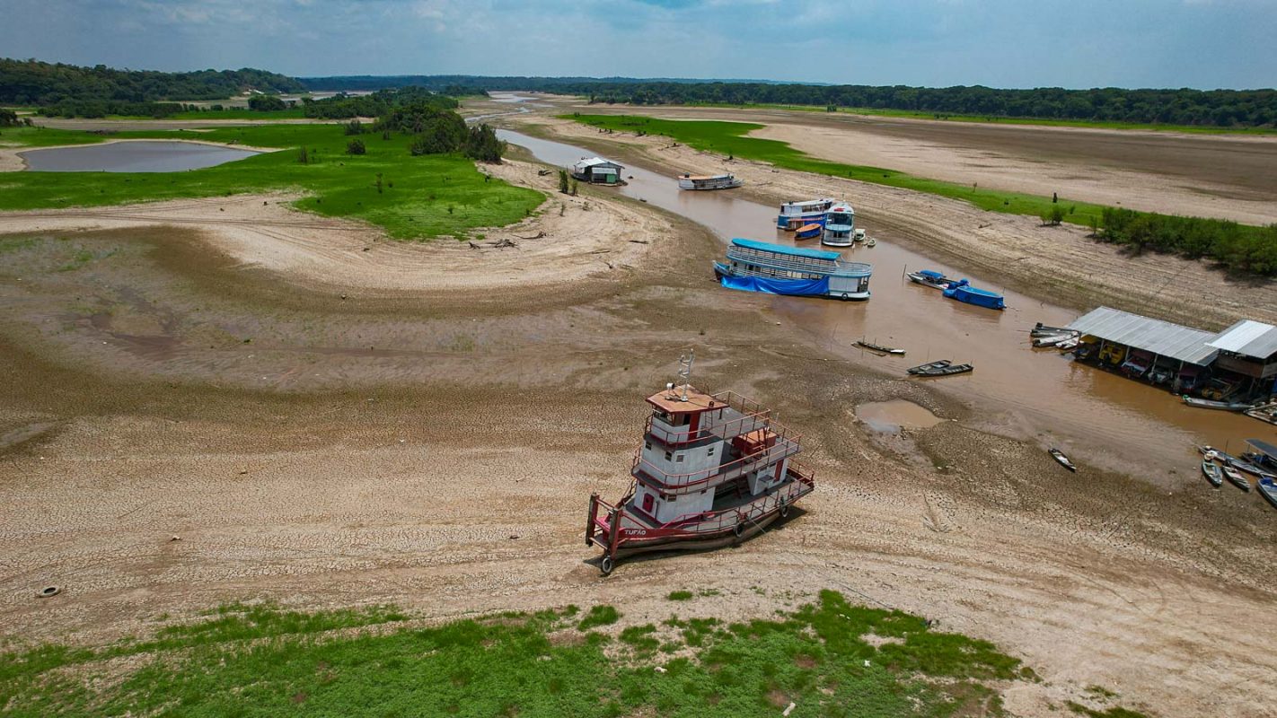 Lago seco perto de Manaus: estiagem extrema na Amazônia foi um dos retratos de 2023, o ano mais quente da história (Foto: (Foto: Alberto César Araújo/Amazônia Real - 31/10/2023)