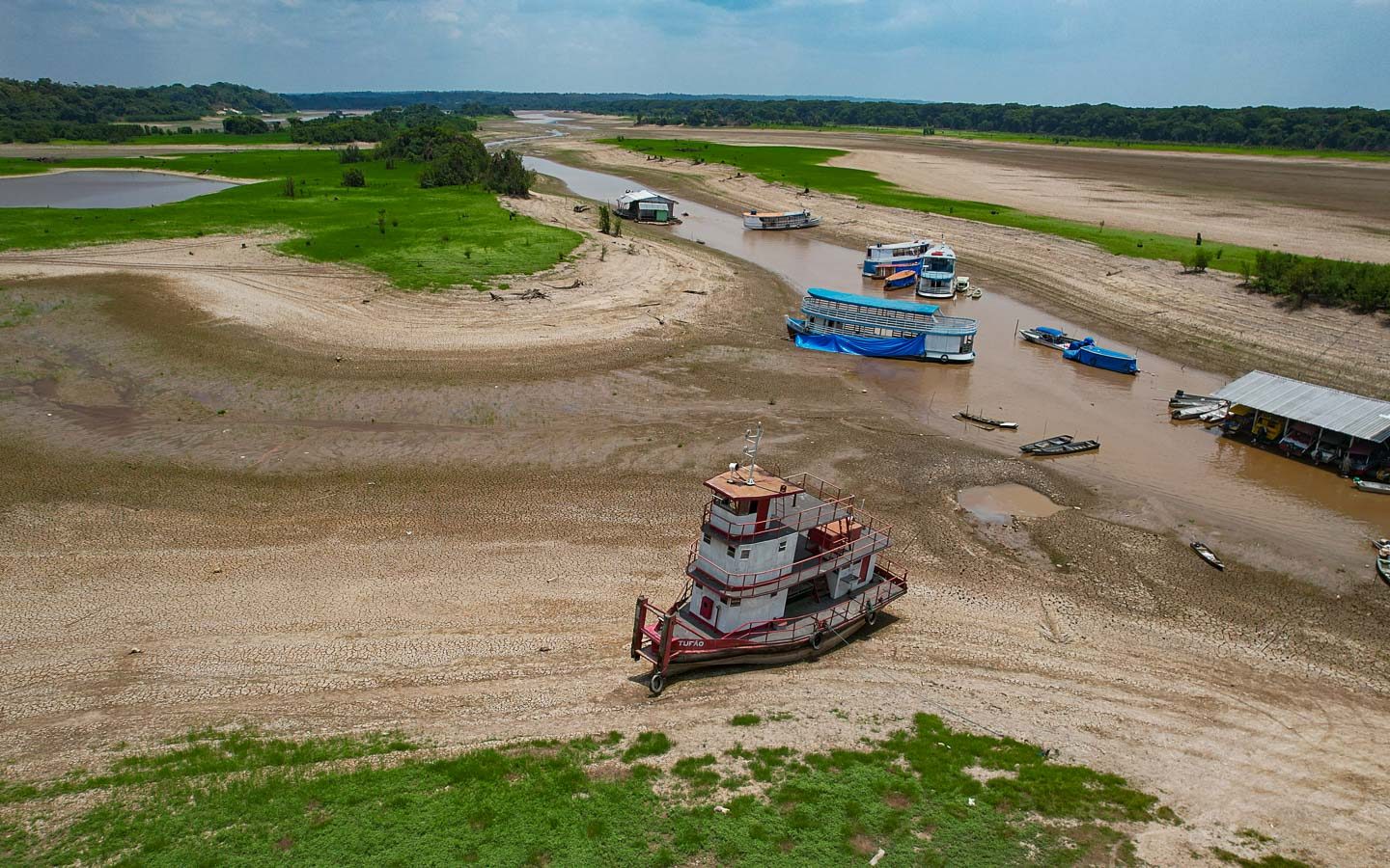 Lago seco perto de Manaus: estiagem extrema na Amazônia foi um dos retratos de 2023, o ano mais quente da história (Foto: (Foto: Alberto César Araújo/Amazônia Real - 31/10/2023)