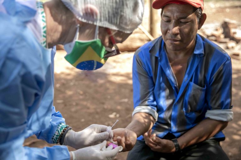 Campanha de prevenção contra a Covid-19 em comunidades indígenas do Rio Grande do Sul, Brasil. Durante a pandemia, os povos indígenas foram alguns dos principais grupos de risco para a doença. Foto Sesai / Flickr, CC BY-SA