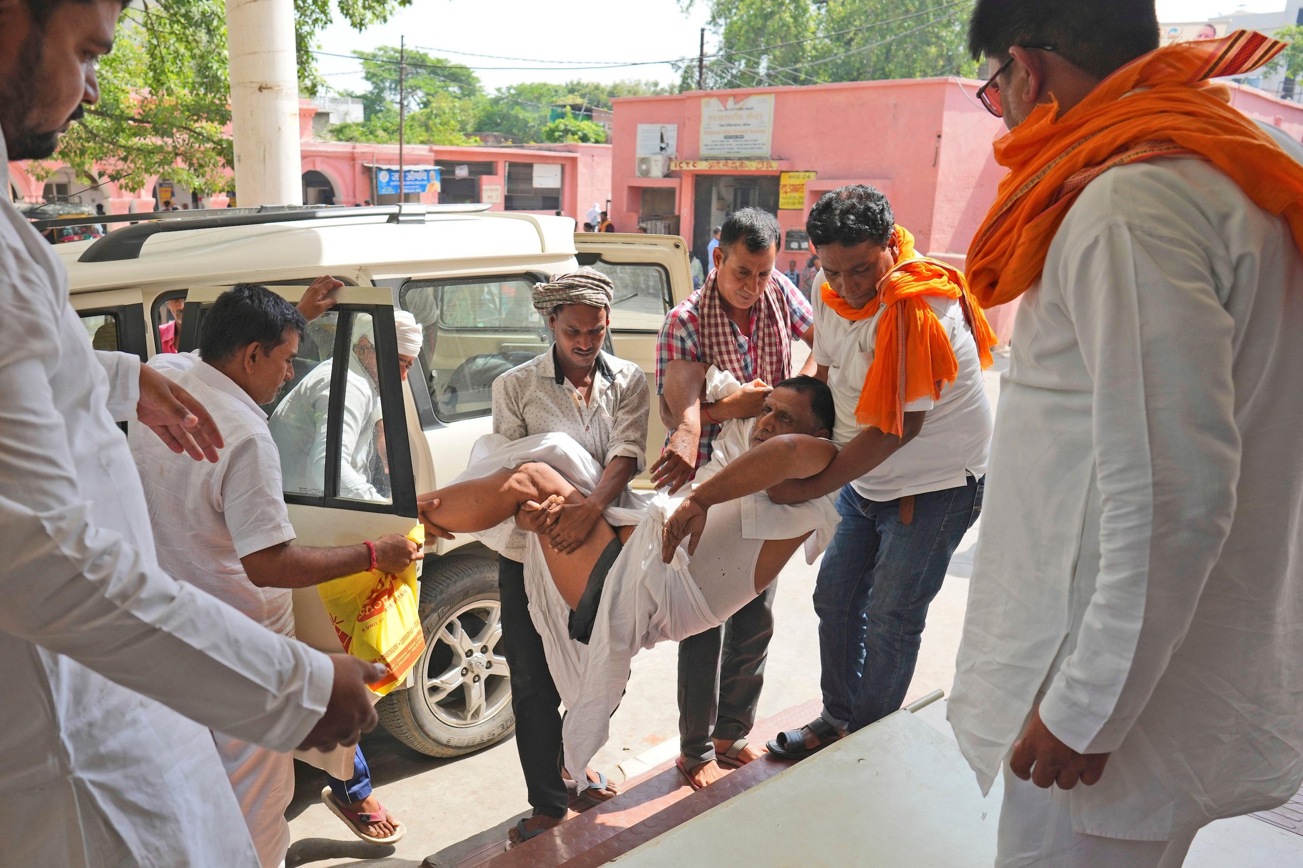 Homem passa mal devido ao calor extremo e é carregado para um hospital superlotado em Ballia, Uttar Pradesh, Índia, em 19 de junho de 2023. Foto Rajesh Kumar Singh / AP via Alamy