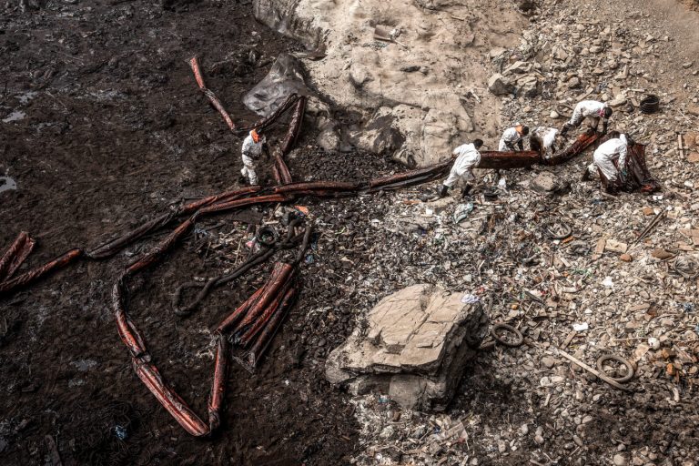 Equipe de limpeza na praia de Cavero, Peru, uma das 21 praias afetadas pelo vazamento de óleo da Repsol em 2022. A tipificação penal do ecocídio resolveria uma lacuna jurídica para responsabilizar indivíduos sobre impactos ambientais. Foto Musuk Nolte/ Greenpeace