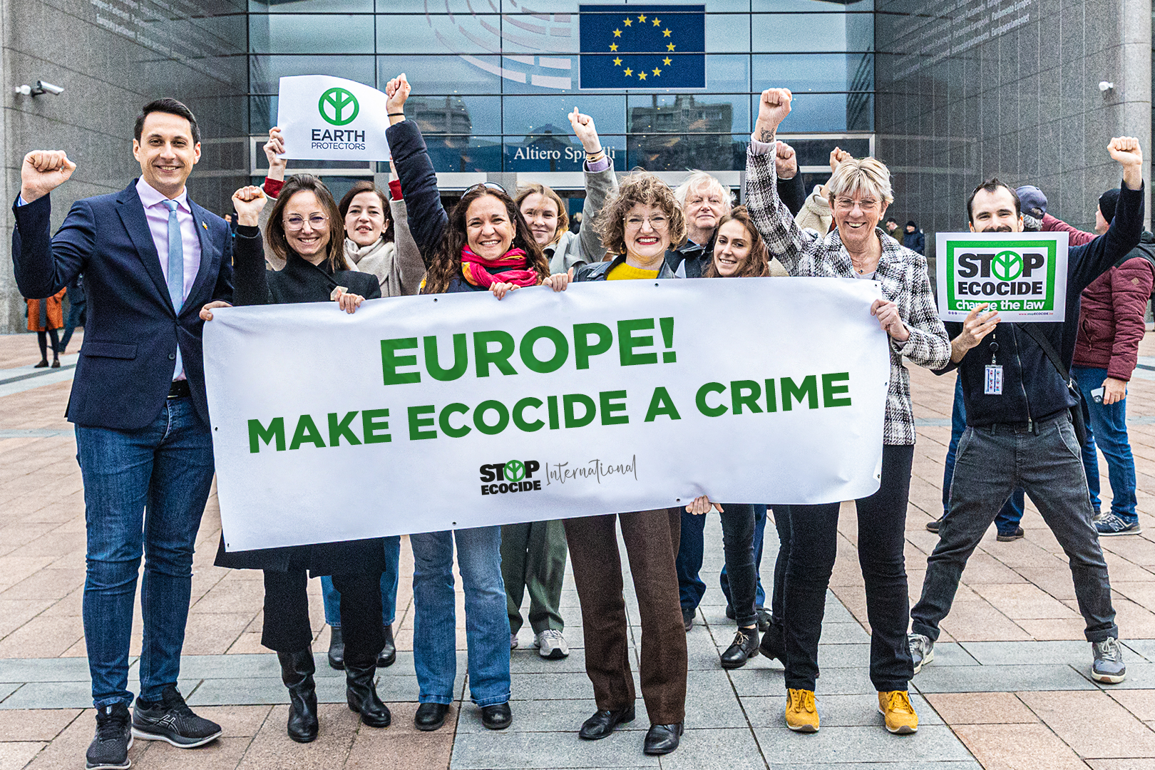 Representantes do Parlamento Europeu e ativistas comemoram votação unânime que incluiu o crime de ecocídio na legislação da União Europeia em março de 2023. Foto Stop Ecocide International