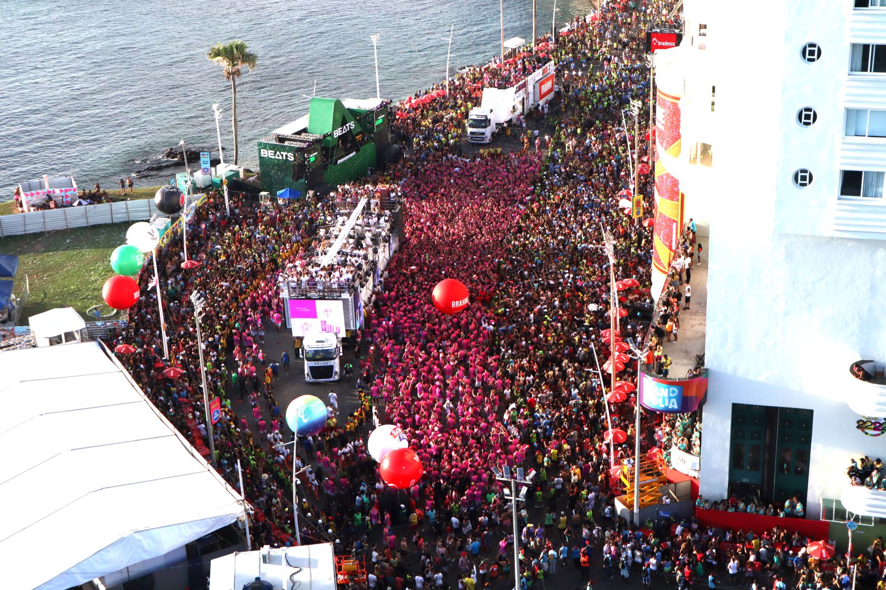 Multidão de abadás cor de rosa acompanha trio elétrico no Carnaval de Salvador: espaço privilegiado na folia custa caro e é garantido por cordeiros (Foto: Manu Dias / Governo da Bahia - 19/02/2023)