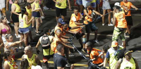 Cordeiros em ação no Carnaval de Salvador: violência, diária de R$ 80 e longa jornada sem descanso (Foto: Reprodução)