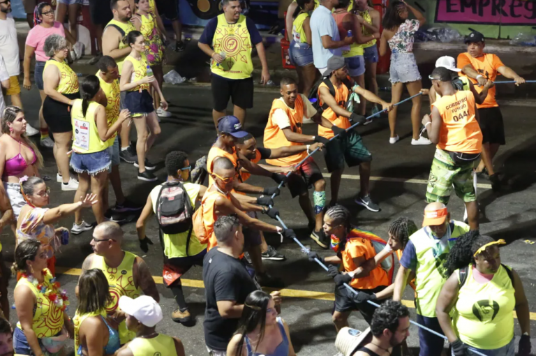 Cordeiros em ação no Carnaval de Salvador: violência, diária de R$ 80 e longa jornada sem descanso (Foto: Reprodução)