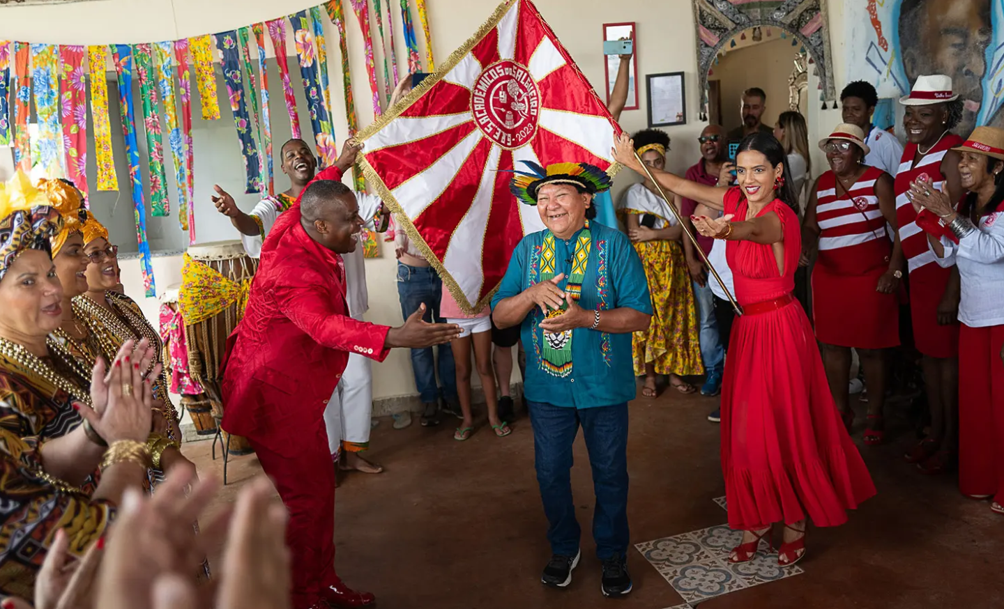 Davi Kopenawa entre o mestre-sala Sidclei e a porta-bandeira Marcella em visita à escola de samba: "O Salgueiro vai falar pelo nome do meu povo" (Foto: Lucas Landau / ISA - 11/10/2023)