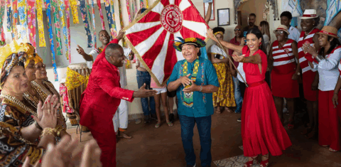 Davi Kopenawa entre o mestre-sala Sidclei e a porta-bandeira Marcella em visita à escola de samba: "O Salgueiro vai falar pelo nome do meu povo" (Foto: Lucas Landau / ISA - 11/10/2023)