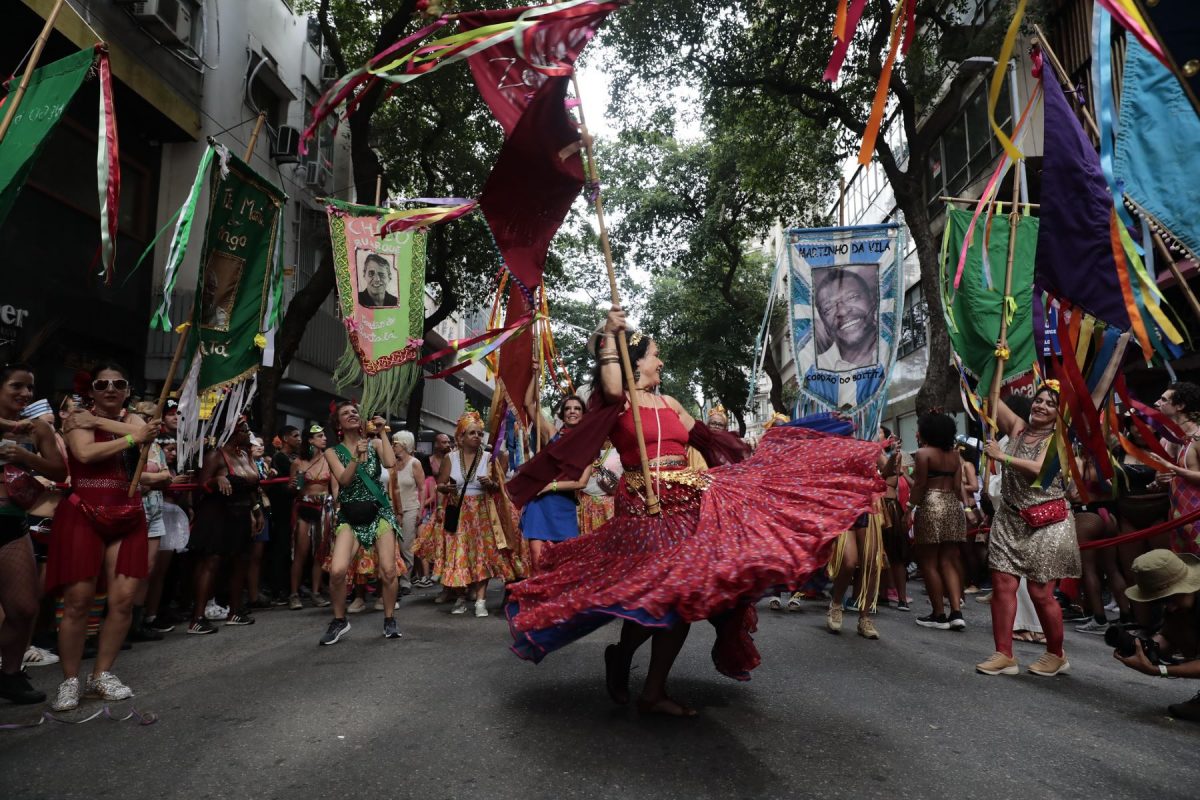 O Cordão do Boitatá desfila nas ruas do Rio: para o professor e historiador Luiz Antonio Simas, o Carnaval de rua está sob ataque em múltiplas frentes (Foto: Letycia Vilela / Riotur - 04/02/2024)