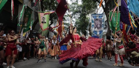 O Cordão do Boitatá desfila nas ruas do Rio: para o professor e historiador Luiz Antonio Simas, o Carnaval de rua está sob ataque em múltiplas frentes (Foto: Letycia Vilela / Riotur - 04/02/2024)