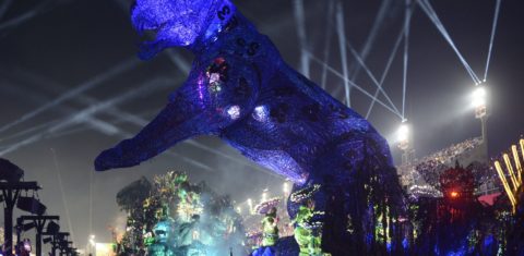 A Onça celeste iluminada no desfile da Grande Rio: mito da criação do mundo, na crença tupinambá (Foto: Antonio Scorza / Riotur)