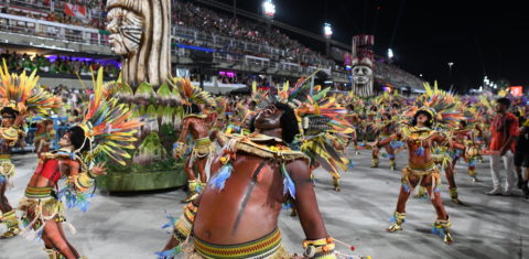 Ala do Salgueiro com árvore sangrando: gritos de resistência e de socorro dos Yanomamis na Passarela do Samba (Foto: Alex Ferro / Riotur)