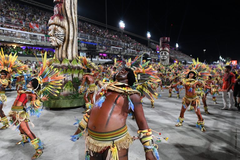 Ala do Salgueiro com árvore sangrando: gritos de resistência e de socorro dos Yanomamis na Passarela do Samba (Foto: Alex Ferro / Riotur)