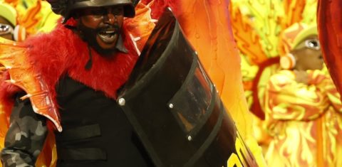 Ala da Vai-Vai com críticas à violência policial: organizações e políticos ligados às forças de segurança querem punir tradicional escola de samba de São Paulo (Foto: Felipe Alves / Liga-SP)