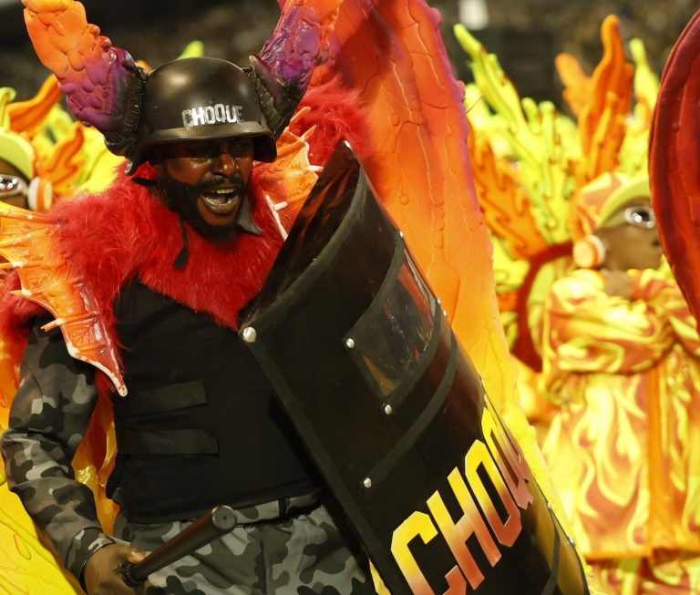 Ala da Vai-Vai com críticas à violência policial: organizações e políticos ligados às forças de segurança querem punir tradicional escola de samba de São Paulo (Foto: Felipe Alves / Liga-SP)