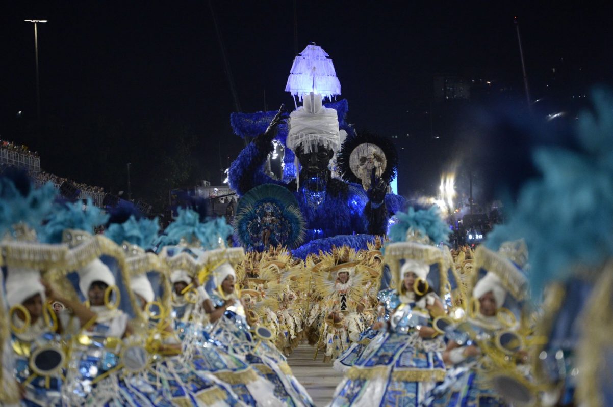 O desfile da Portela inspirado no livro Um Defeito de Cor: deu samba misturar Carnaval e livros na Sapucaí (Foto: Alex Ferro / Riotur)