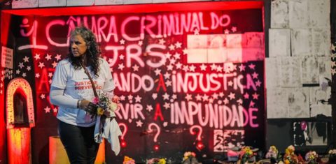 Marilene Santos, mãe de Nathiele e vice-presidente da Associação dos Familiares de Vítimas e Sobreviventes da Tragédia de Santa Maria, em ato contra a impunidade: morosidade da Justiça e impasse sobre júri agravam drama e angústia de parentes (Foto: Nathiele Schneider / AVTSM - 27/01/2024)