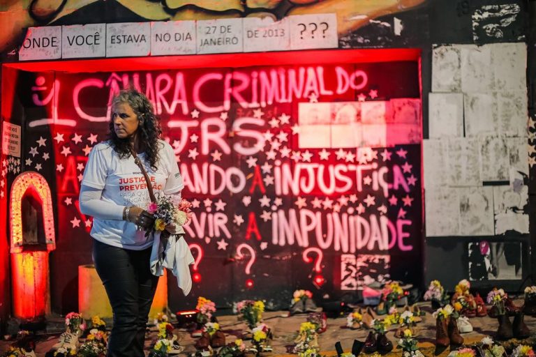 Marilene Santos, mãe de Nathiele e vice-presidente da Associação dos Familiares de Vítimas e Sobreviventes da Tragédia de Santa Maria, em ato contra a impunidade: morosidade da Justiça e impasse sobre júri agravam drama e angústia de parentes (Foto: Nathiele Schneider / AVTSM - 27/01/2024)