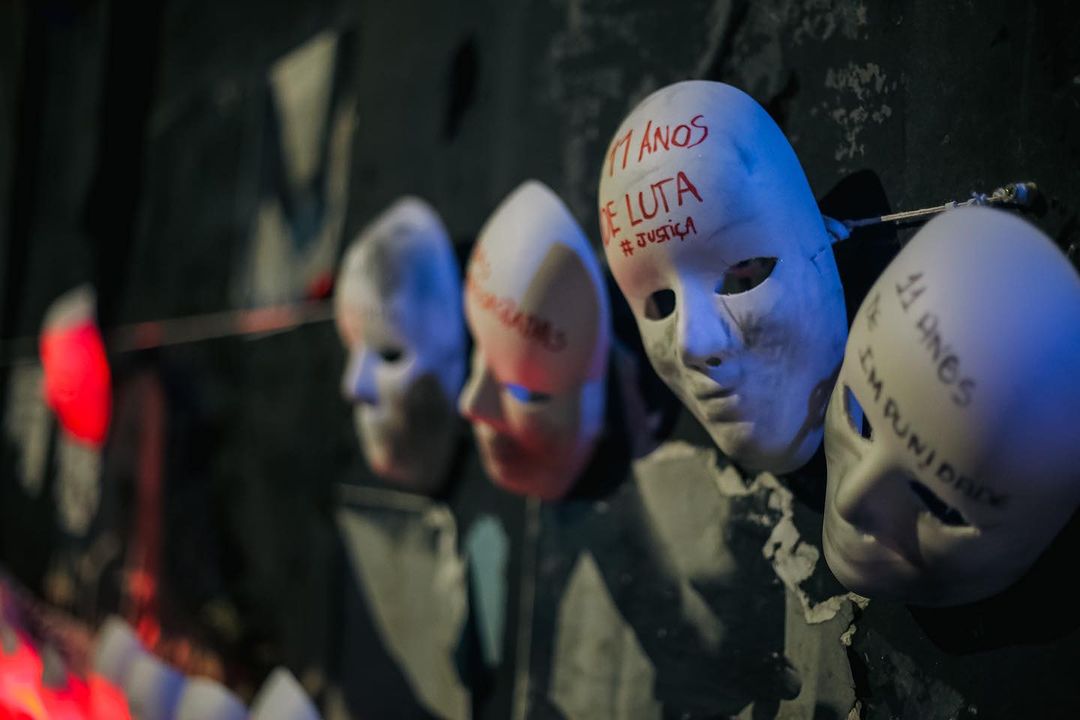 Máscaras com nome de vítimas em ato pedindo justiça: para pesquisadores, impunidade provoca adoecimento mas luta conjunta por reparação serve como terapia (Foto: Nathiele Schneider / ASVTM - 27/01/2024)