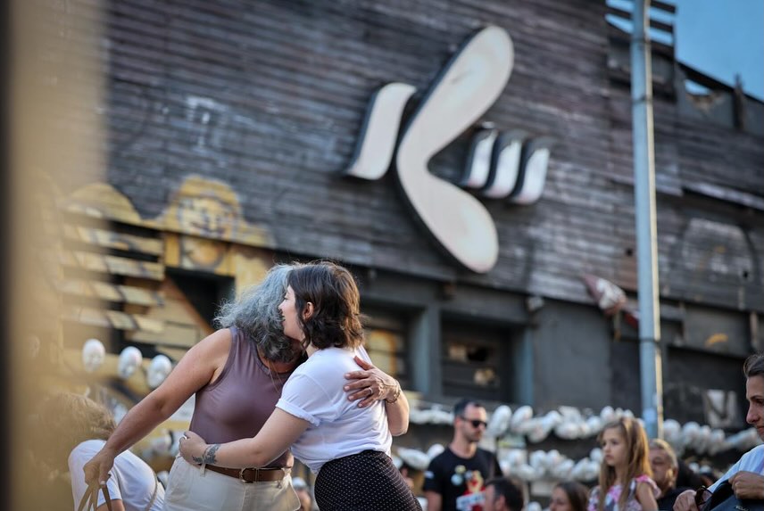 Parentes de vítimas do incêndio se abraçam em frente ao prédio da Kiss: Papel terapêutico da luta coletiva por justiça (Foto: Prefeitura de Santa Maria - 27/01/2024)