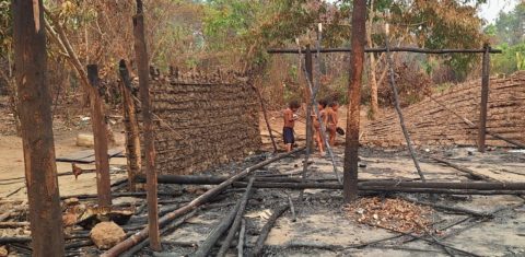 Crianças em maloca incendiada na Terra Indígena Yanomami: avanço de queimadas descontroladas e pedidos de socorro (Foto: Associação Hutukara)