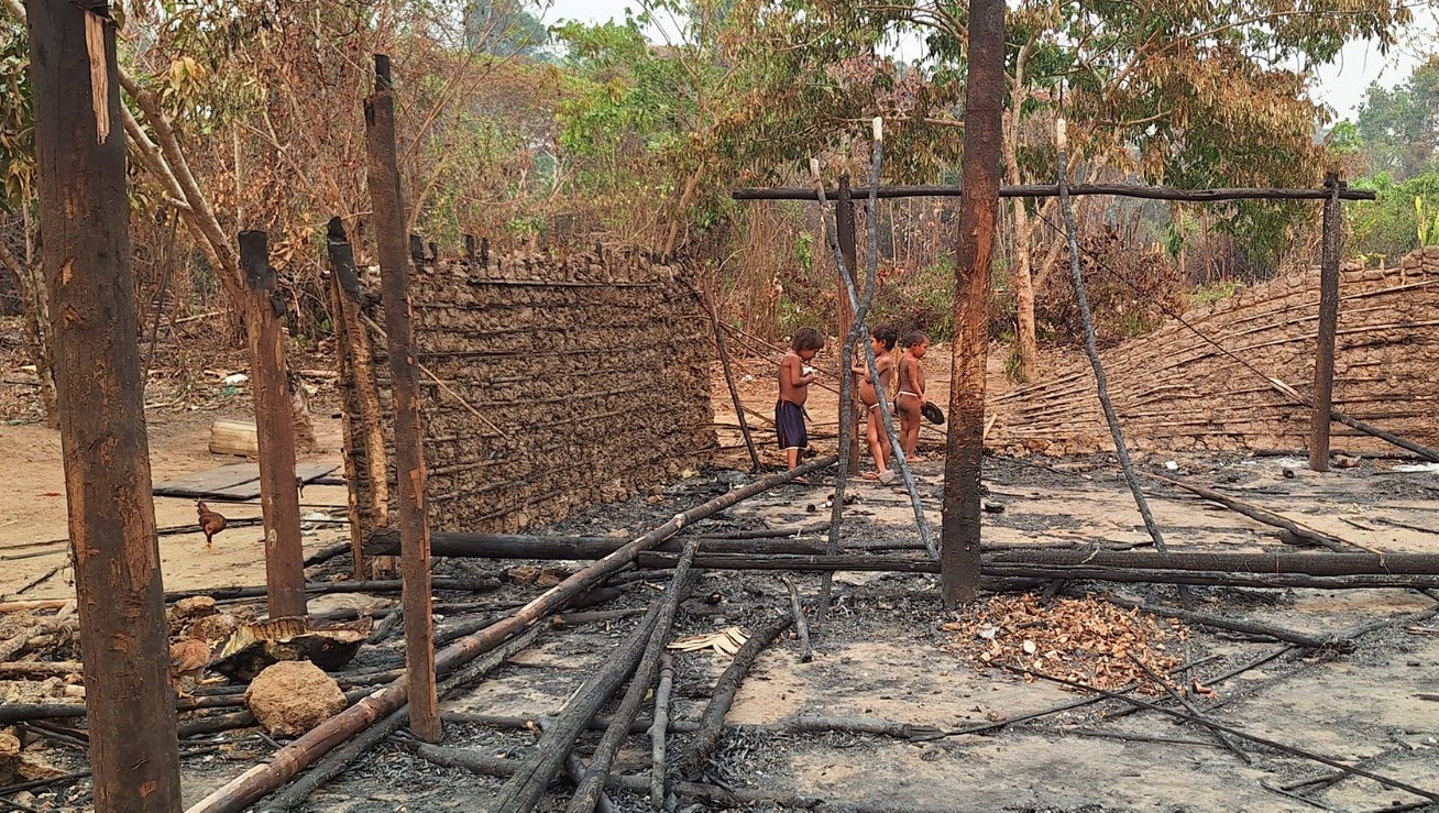 Crianças em maloca incendiada na Terra Indígena Yanomami: avanço de queimadas descontroladas e pedidos de socorro (Foto: Associação Hutukara)